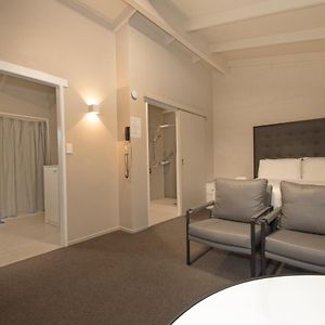 Deluxe Queen Studio